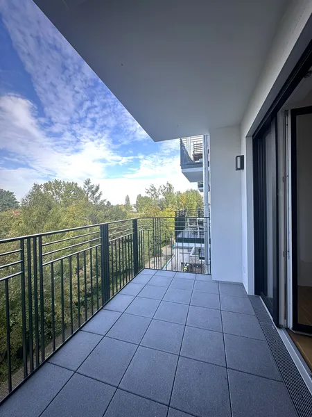 Helle 4-Zimmerwohnung in einem ruhigen Neubauensemble mit Balkon * 2 Bäder * LIV.BERLIN — photo 1